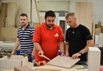 MAM Bricolaj aniverseaza cinci ani de Scoala de Mobila Scoala de Mobila